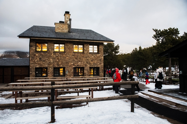 Una activitat nocturna a l'exterior de la borda de Conangle.
